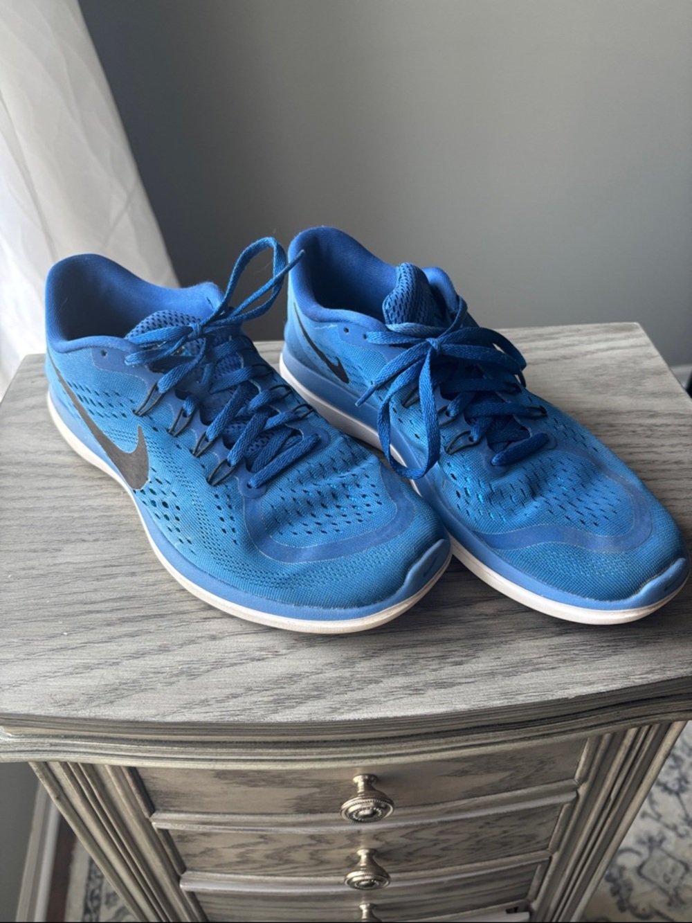 Nike Men’s Blue Running Sneakers with Silver Swoosh